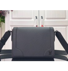 Louis Vuitto* M30807 Taiga New Flap bag black